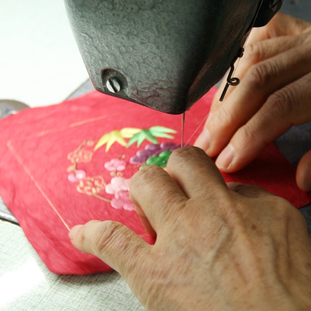 和紙繍の刺繍作業風景